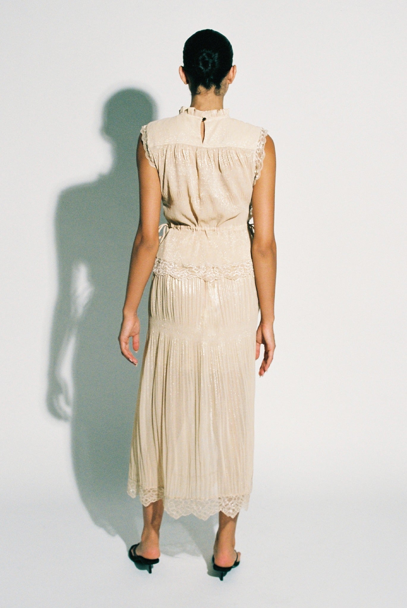 SABINA MUSAYEV - pleated_chiffon_w._foil_golden_blonde_pre_fall_25_26