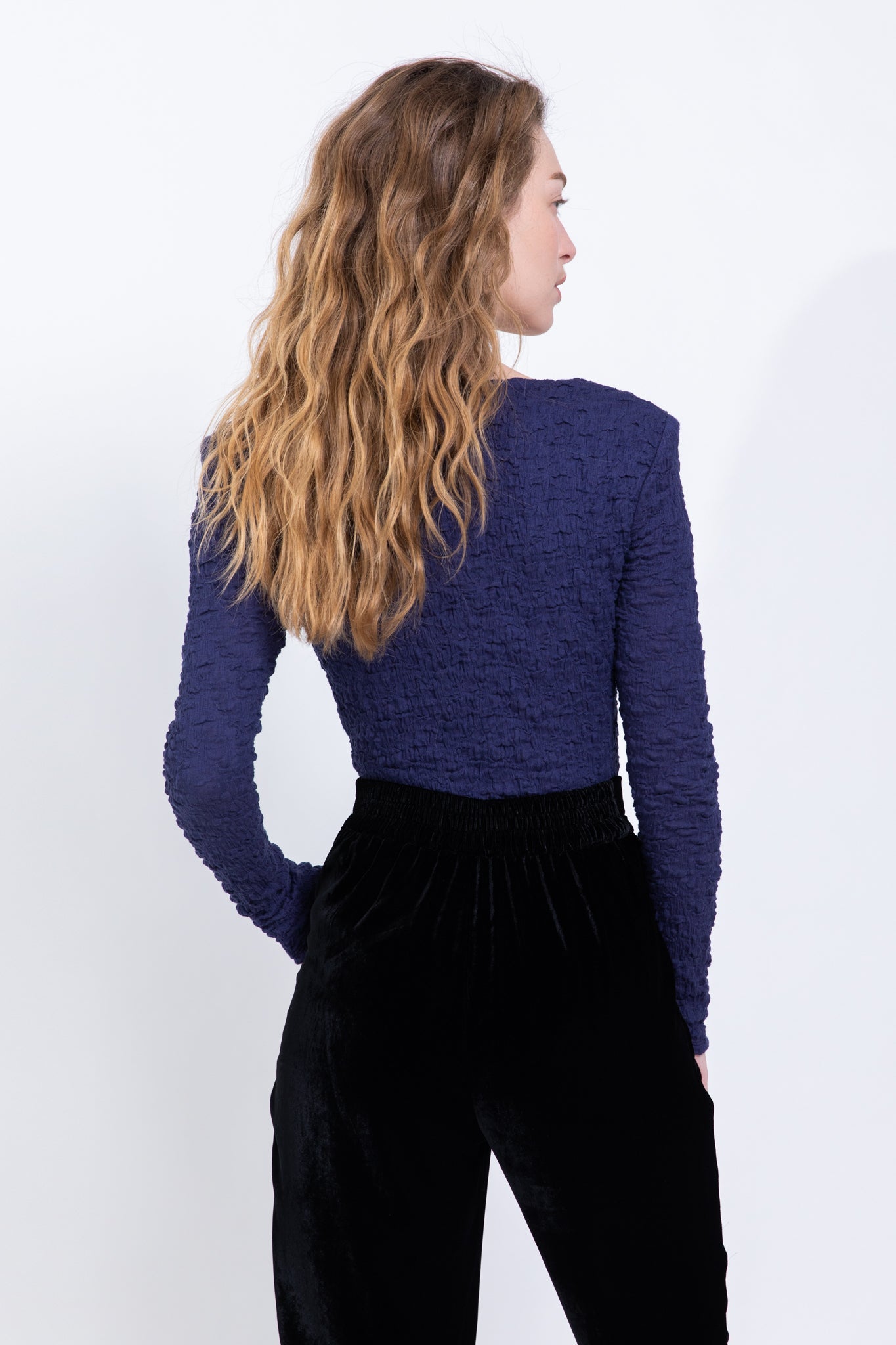 SABINA MUSAYEV - crinkled_knit_blue_fw_22_23