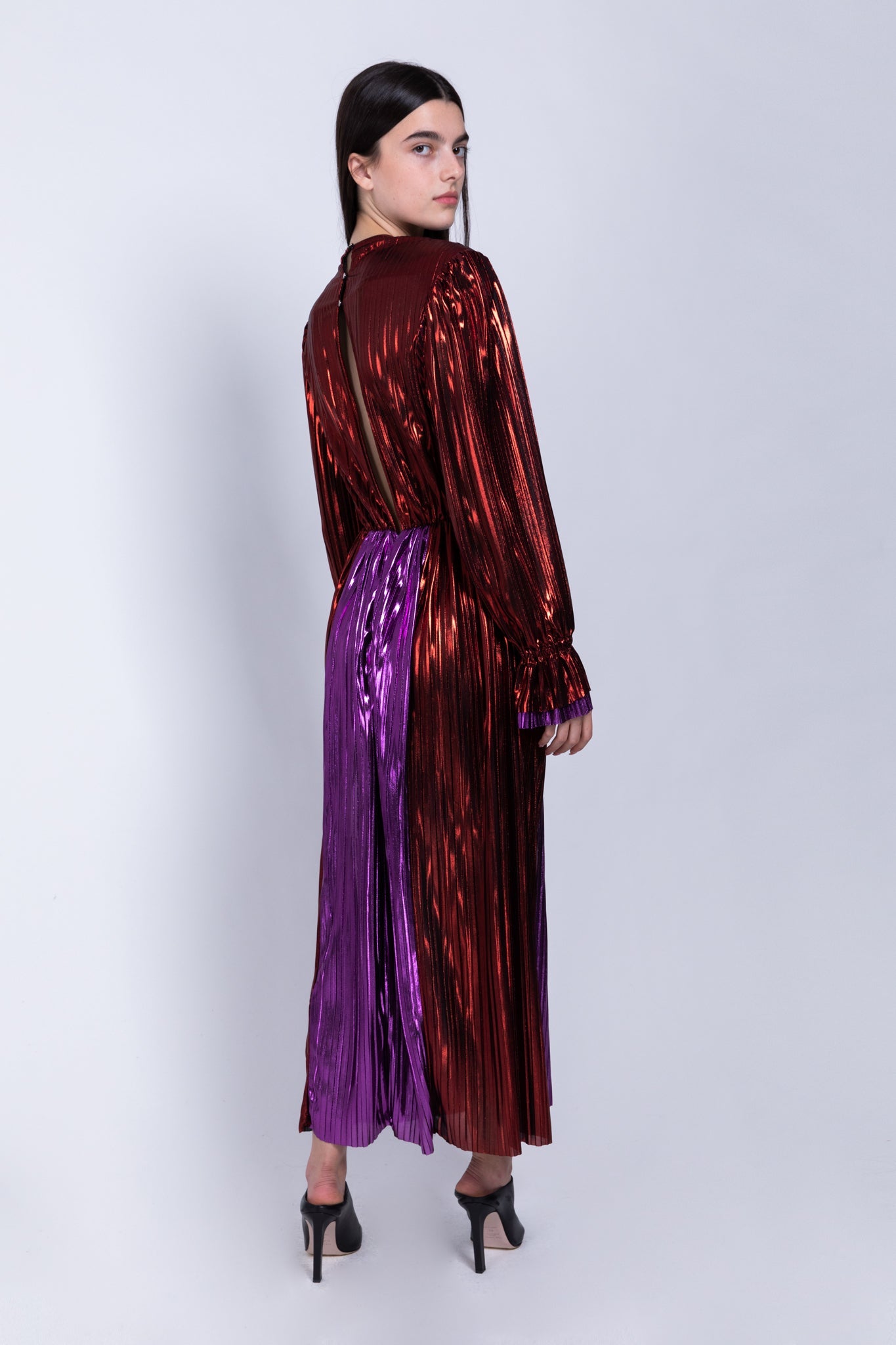 SABINA MUSAYEV - two_tone_pleated_knit_w_foil_red_purple_fw_22_23