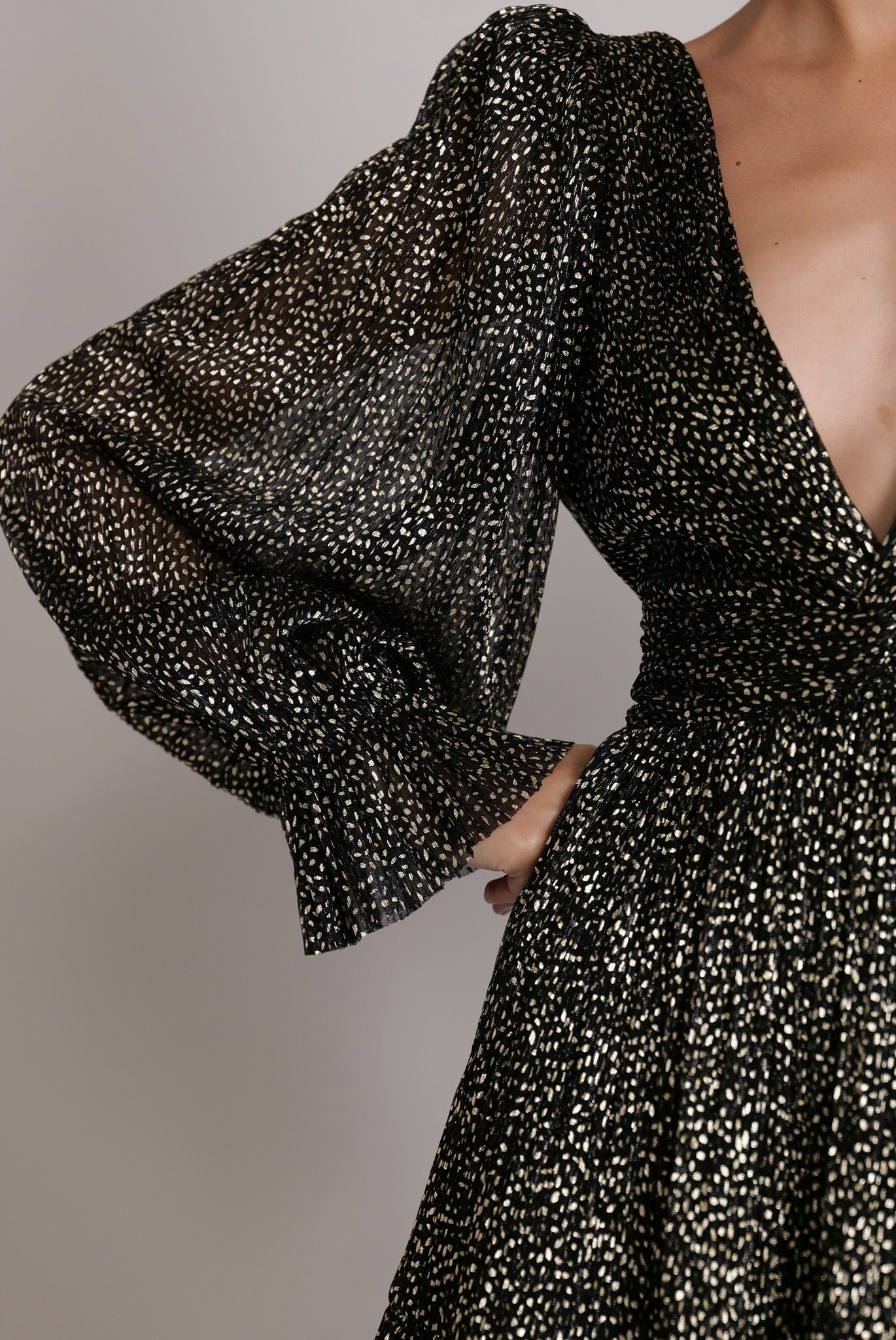SABINA MUSAYEV - pleated_knit_w_speckled_foil_black